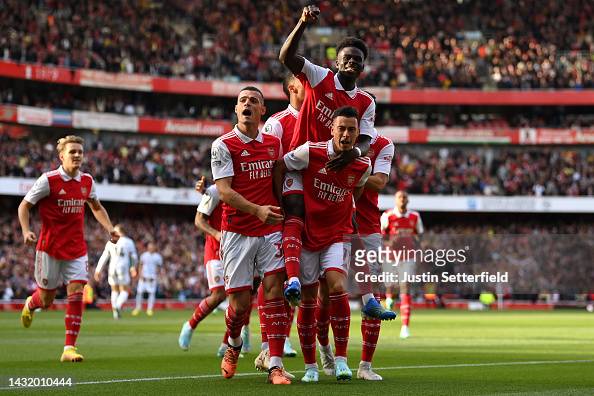 LONDON, ENGLAND - OCTOBER 09: Gabriel Martinelli of Arsenal celebrates with teammates after scoring their teams first goal during the Premier League match between Arsenal FC and Liverpool FC at Emirates Stadium on October 09, 2022 in London, England. (Photo by Justin Setterfield/Getty Images)